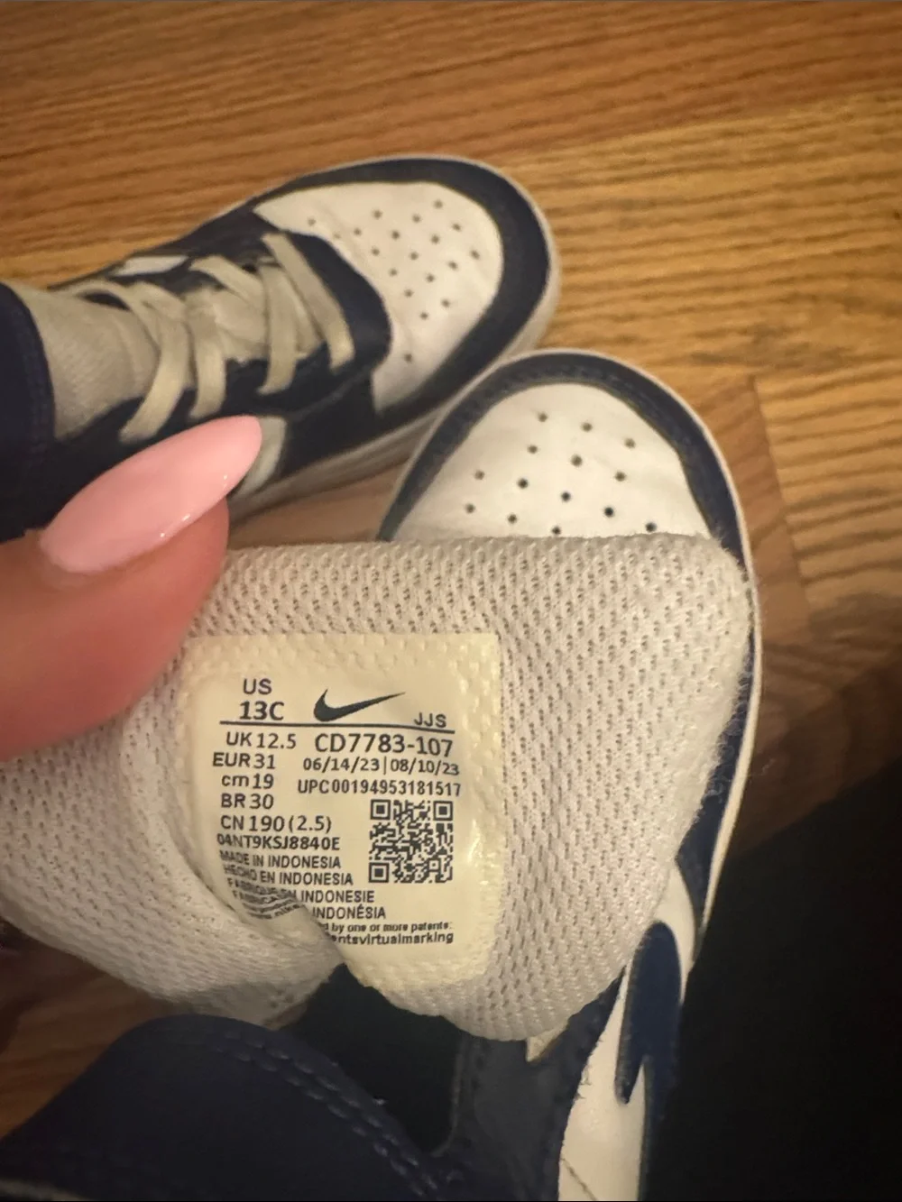 Nike Kids High-Top Sneakers in White and Navy Blue - Picture 4 of 4